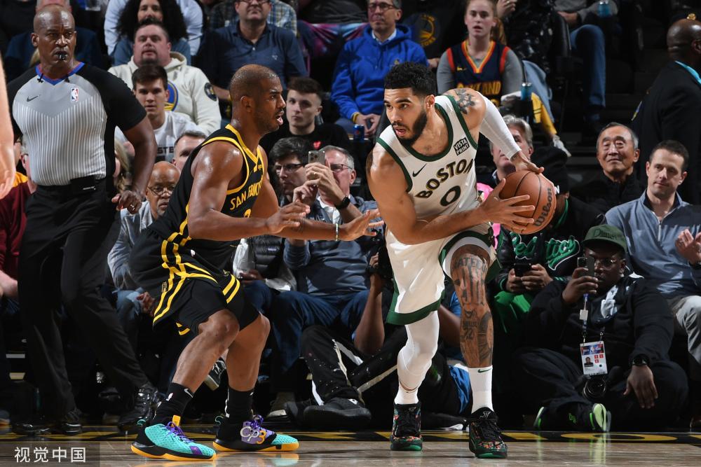 他的肩部问 他的肩部问